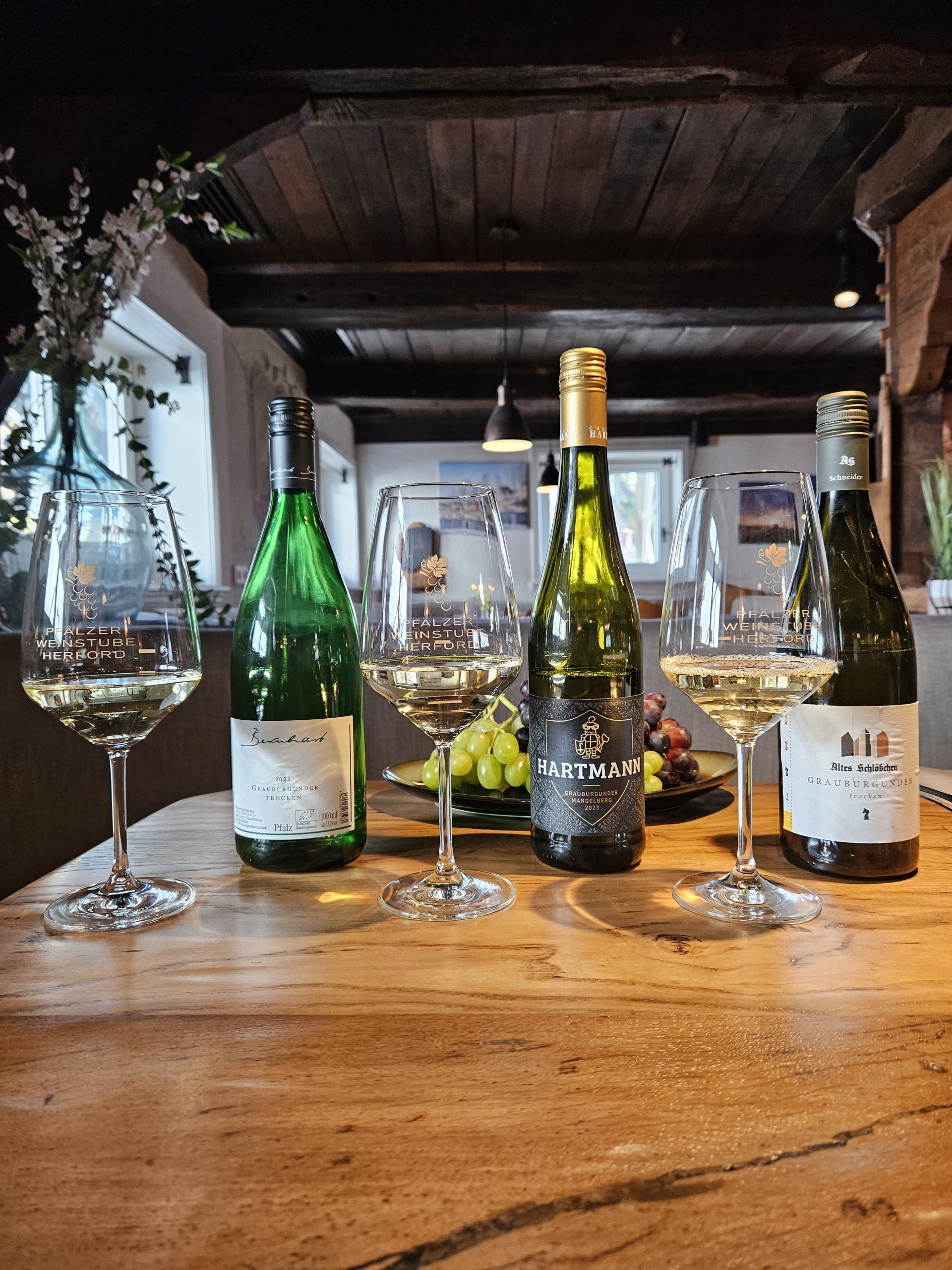 Wein und Gläser in der Pfälzer Weinstube